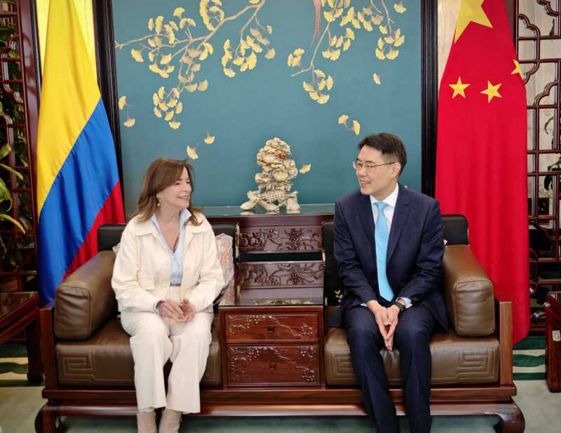 大使会见ProColombia局长20251125.jpg